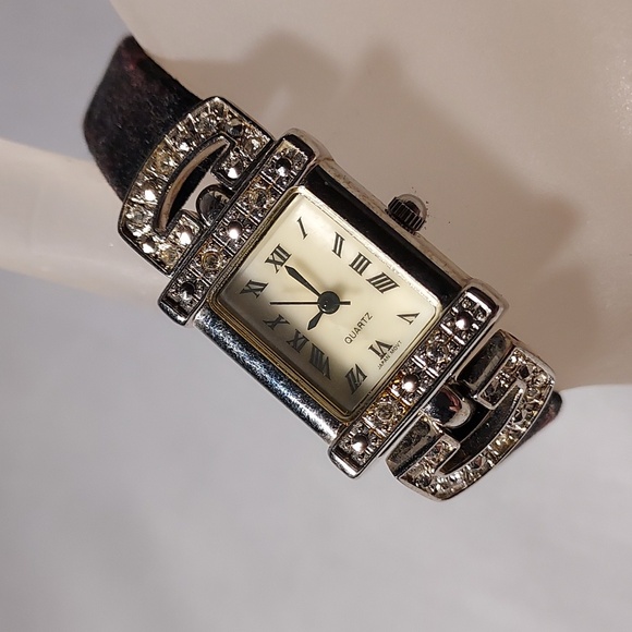 Vintage Avon Marcasite Style Women's Quartz Watch Silver Tone - Picture 1 of 7